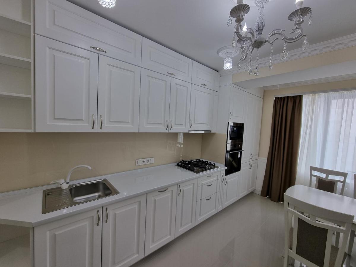 Blue Sky New Apartments In The Center 키시나우 외부 사진