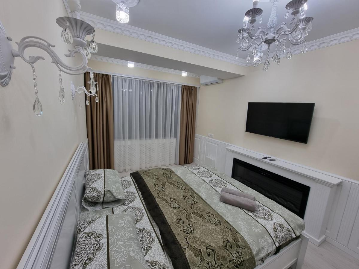 Blue Sky New Apartments In The Center 키시나우 외부 사진