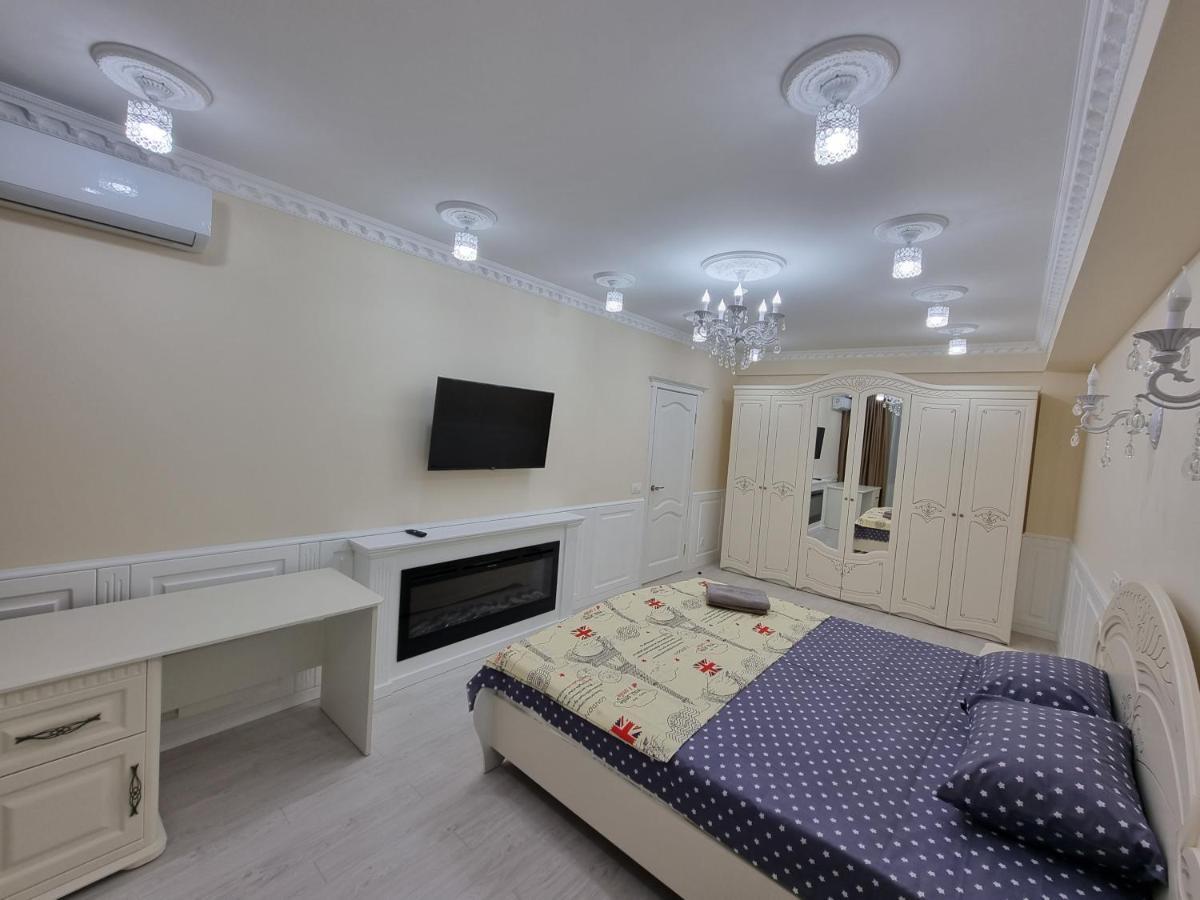 Blue Sky New Apartments In The Center 키시나우 외부 사진