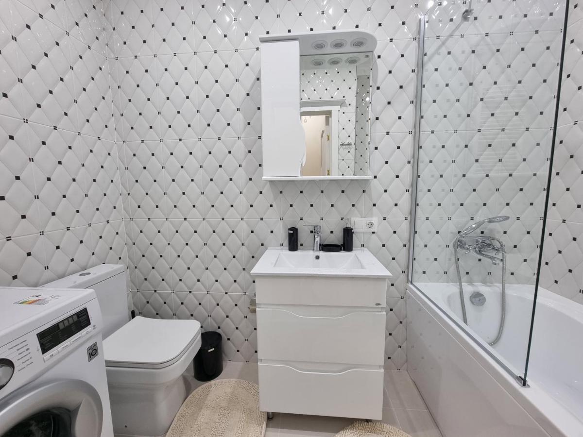 Blue Sky New Apartments In The Center 키시나우 외부 사진