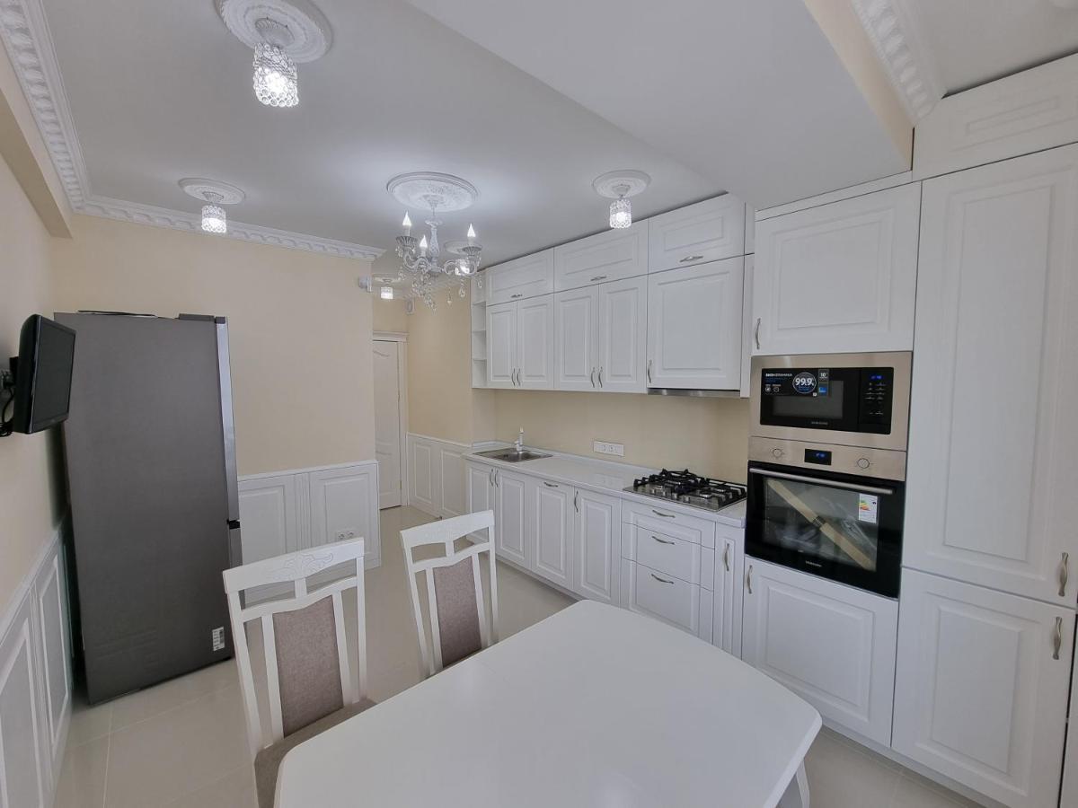 Blue Sky New Apartments In The Center 키시나우 외부 사진